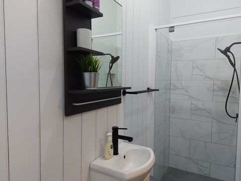 Comfortable Guest Room Closes To Emerald CBD - Accommodation Gladstone 1