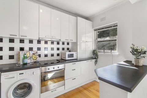 Comfy One-bedroom Unit Between City And Airport - Accommodation Gladstone 1