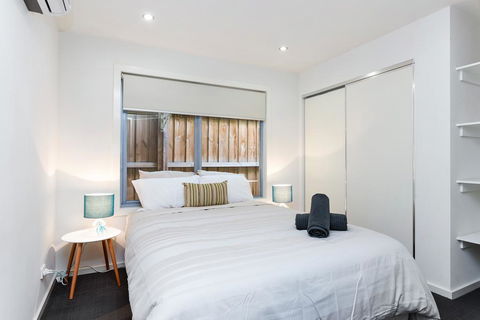 Complete Host Richmond Townhouse Collection - Accommodation Gladstone 2