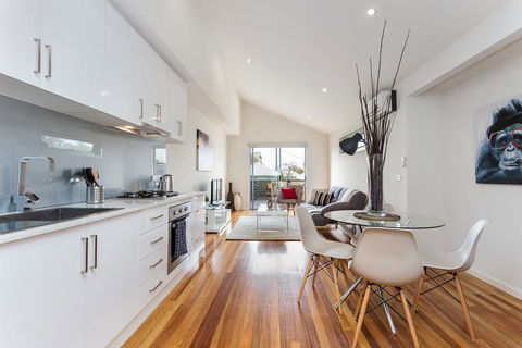 Complete Host Richmond Townhouse Collection - Accommodation Gladstone 0