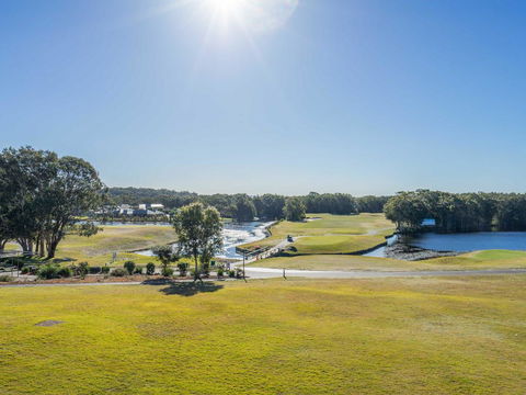 Condo 108 @ Horizons Resort & Golf, Stunning Course + Lake Views - Accommodation Gladstone 3