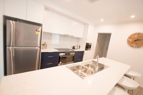 Contemporary Esprit With River Reserve Access - Accommodation Gladstone 3
