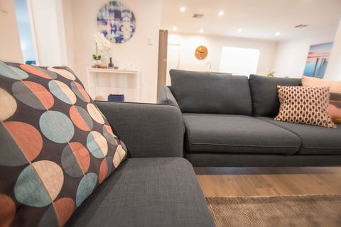 Contemporary Esprit With River Reserve Access - Accommodation Gladstone 0