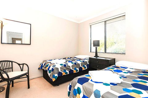 Coode Street Townhouse - Accommodation Gladstone 3