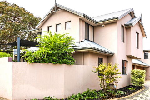 Coode Street Townhouse - Accommodation Gladstone 0