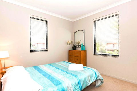Coode Street Townhouse - Accommodation Gladstone 2