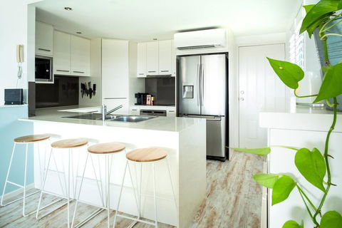 Coolum Beach 3 Level Townhouse Private Rooftop Terrace Spa Overlooking Mount Coolum - Accommodation Gladstone 3