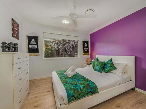 Coolum House, Pet Friendly - Accommodation Gladstone 3