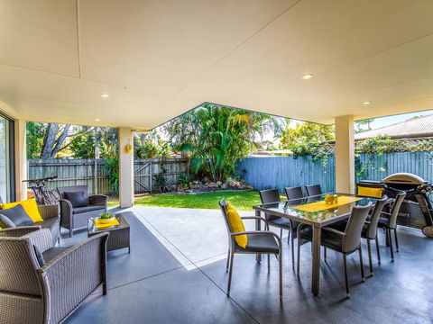 Coolum Waves Pet Friendly Holiday House - Accommodation Gladstone 1