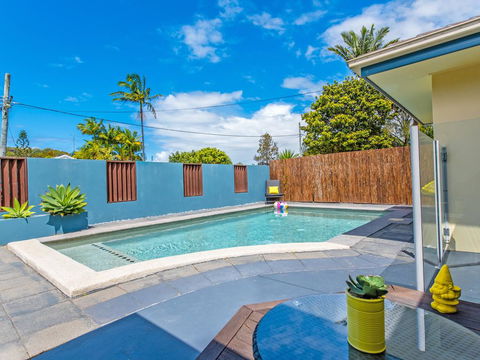 Coolum Waves Pet Friendly Holiday House - Accommodation Gladstone 0