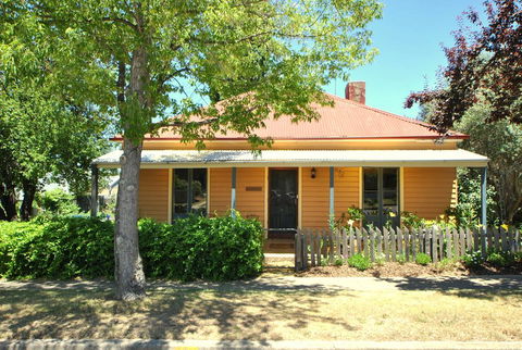 Cooma Cottage - Accommodation Gladstone 0