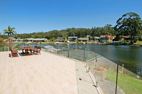 Cormorant Waterfront Home - Accommodation Gladstone 0