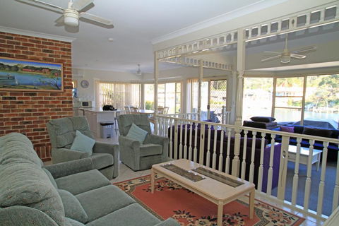 Cormorant Waterfront Home - Accommodation Gladstone 2