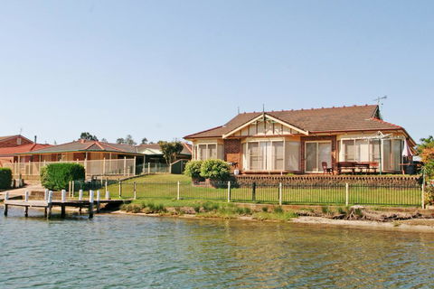 Cormorant Waterfront Home - Accommodation Gladstone 3