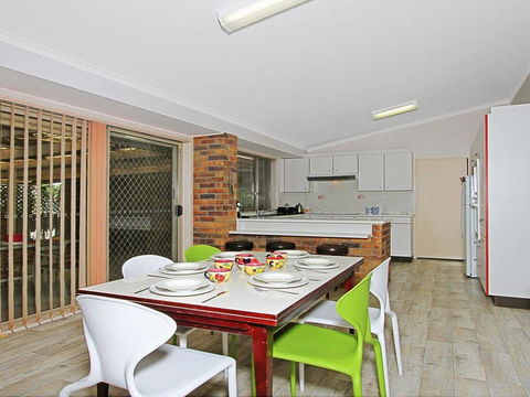 Corner Haven - Family Retreat With Outdoor Living - Accommodation Gladstone 2