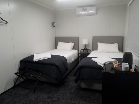 Cornwall House Accommodation - Accommodation Gladstone 1
