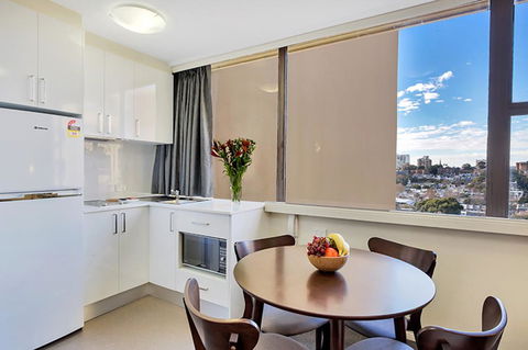 Cosmopolitan Apartment At College St - Accommodation Gladstone 0