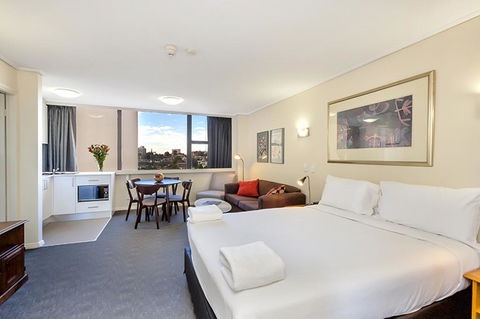 Cosmopolitan Apartment At College St - Accommodation Gladstone 2