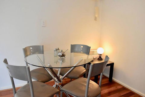 Cosy 1 Bedroom Apartment In Trendy Northcote - Accommodation Gladstone 3