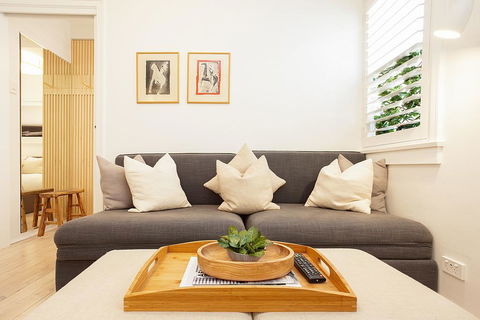 Cosy Flat In Art Deco Building Minutes From City - Accommodation Gladstone 2
