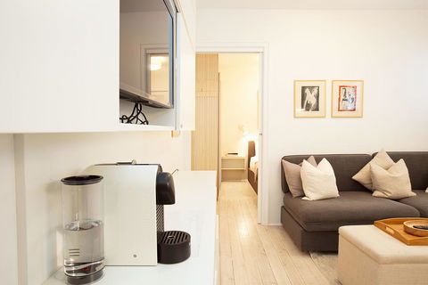 Cosy Flat In Art Deco Building Minutes From City - Accommodation Gladstone 1