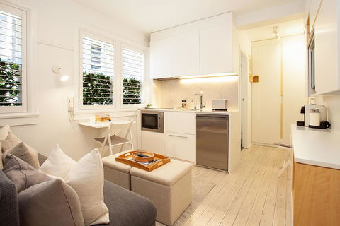 Cosy Flat In Art Deco Building Minutes From City - Accommodation Gladstone 0