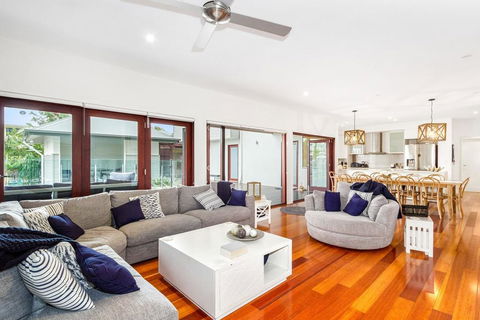 Cottonwood Beach House @ Corporate Boardies - Accommodation Gladstone 0