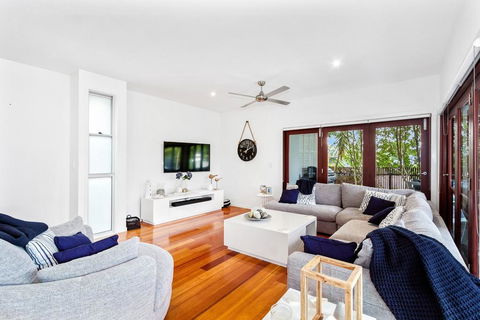 Cottonwood Beach House @ Corporate Boardies - Accommodation Gladstone 1