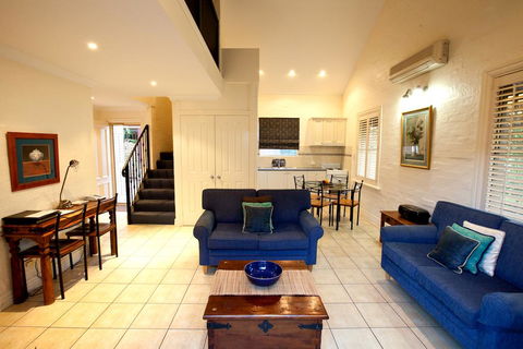 Country Apartments - Accommodation Gladstone 0