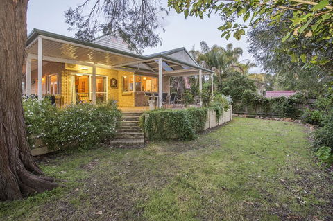Country Cottage - Accommodation Gladstone 0