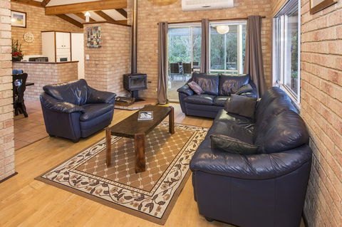 Country Cottage - Accommodation Gladstone 3