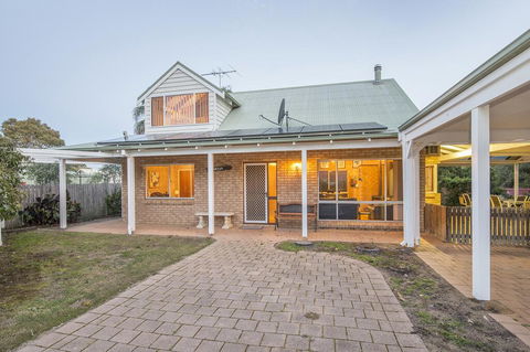 Country Cottage - Accommodation Gladstone 1