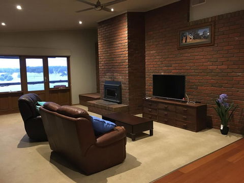 Country Farm House Close To Ballarat - Accommodation Gladstone 3