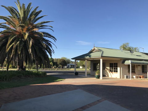 Country Gardens Motor Inn - Accommodation Gladstone 0
