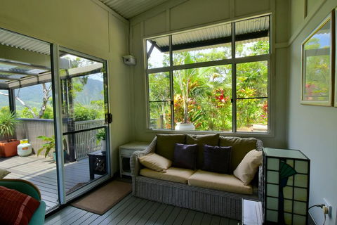Cow Bay Hilltop Escape - Accommodation Gladstone 1