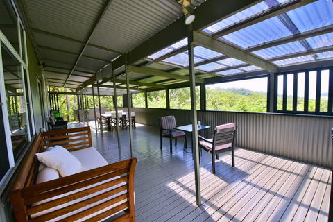 Cow Bay Hilltop Escape - Accommodation Gladstone 3
