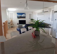 Cozzys Condo Luxury Beach House - Accommodation Gladstone
