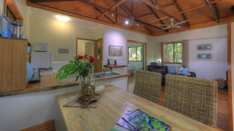 Crater Lakes Rainforest Cottages - Accommodation Gladstone 2