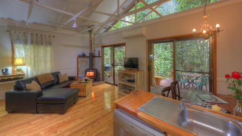 Crater Lakes Rainforest Cottages - Accommodation Gladstone 1