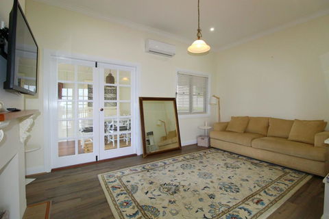 Crescent Haven, 2A View Street, - Accommodation Gladstone 0