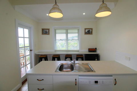 Crescent Haven, 2A View Street, - Accommodation Gladstone 2