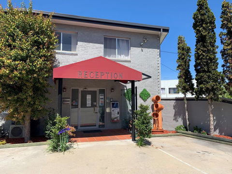 Crest Motor Inn - Accommodation Gladstone 0