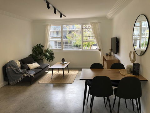 Cronulla Accommodation - Accommodation Gladstone 3
