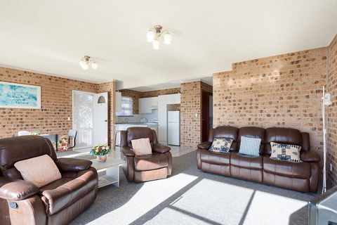 Crystal Waters Unit 2 - Accommodation Gladstone 3