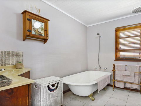 Cudgee - Quaint Cottage With Separate Cabin - Accommodation Gladstone 3
