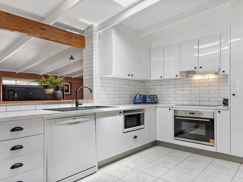 Cudgee - Quaint Cottage With Separate Cabin - Accommodation Gladstone 2