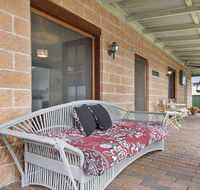 Cudgee - quaint cottage with separate cabin - Accommodation Gladstone