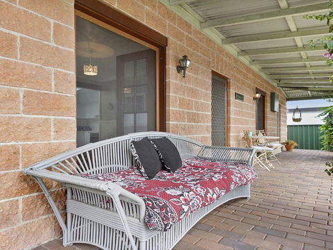 Cudgee - Quaint Cottage With Separate Cabin - Accommodation Gladstone 0