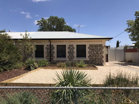 Cute And Cosy II - Events, Workers, Getaways. - Accommodation Gladstone 0