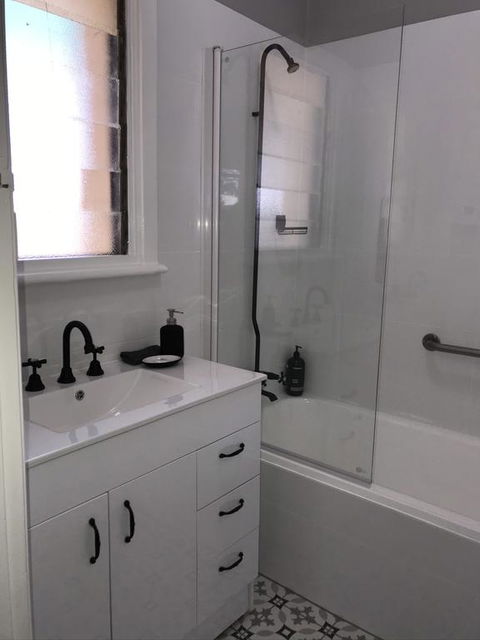 Cute And Cosy II - Events, Workers, Getaways. - Accommodation Gladstone 3
